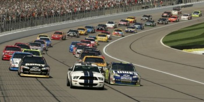 "Я просто отец": мужчина спас сына из загоревшейся машины во время гонки NASCAR