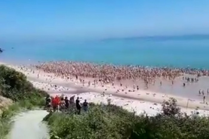 Рекордное число голых женщин искупалось в ледяном море