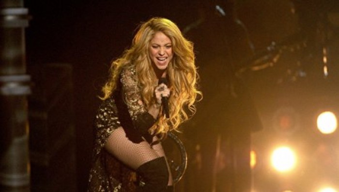 Shakira выпустила кулон с нацистской символикой к своему турне