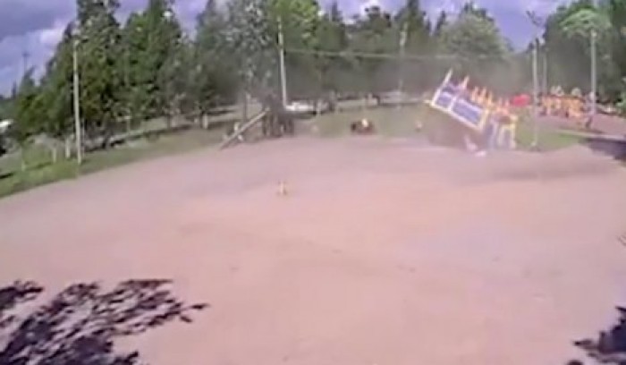 Сильный порыв ветра снёс батут вместе с детьми под Петербургом