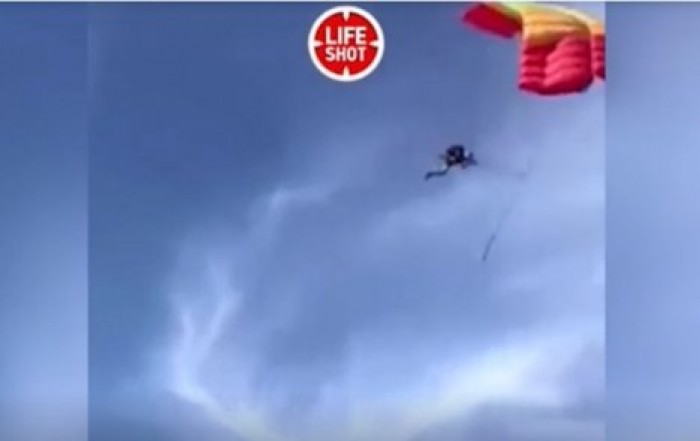 Смертельное падение парашютиста в России сняли на видео