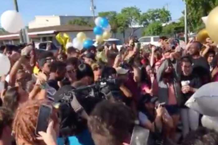 Толпы фанатов убитого рэпера XXXTentacion устроили беспорядки в США