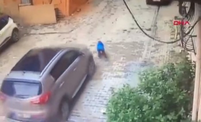 Трёхлетний мальчик выжил под колёсами авто, за рулём которого находилась его мать