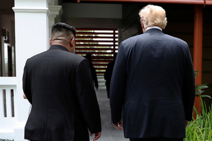 Тысячи журналистов отправили на склад вместо встречи Трампа с Ким Чен Ыном