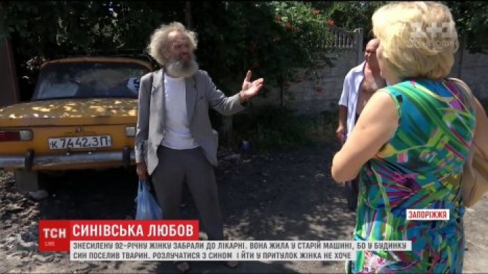 Украинец приютил в доме десятки собак и кошек, а 92-летнюю мать переселил в авто