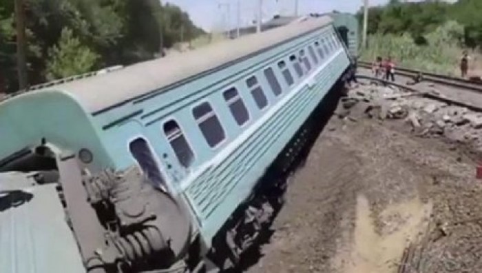 В Казахстане сошел с рельсов пассажирский поезд