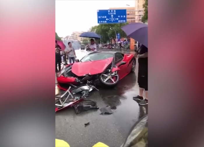 В Китае девушка разбила новый Ferrari сразу после выезда из автосалона