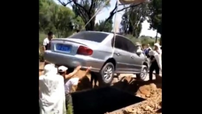 В Китае родственники выполнили последнюю просьбу усобшего, похоронив его в любимом авто