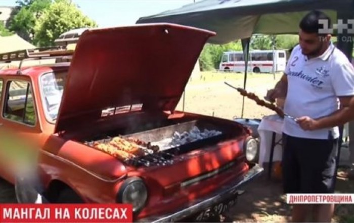 В Кривом Роге мужчина устроил мангал под капотом машины