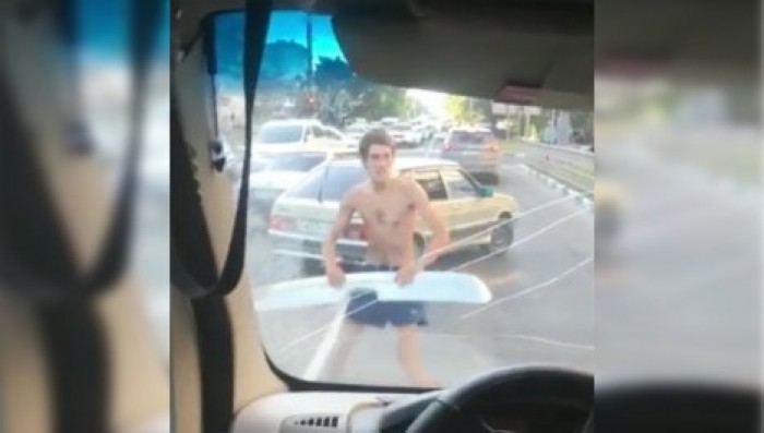 В Новороссийске водитель отломал от автомобиля спойлер и отмахивался им от воображаемых врагов