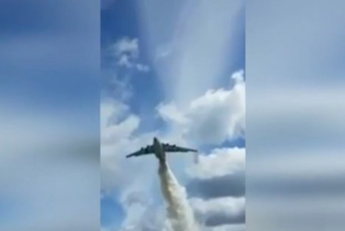 В Подмосковье самолет по ошибке сбросил тонны воды на полицейских