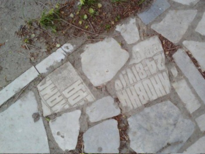 В Ульяновске похоронное бюро замостило тропинку надгробными плитами