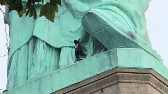 Американка залезла на Статую Свободы в знак протеста против политики Трампа