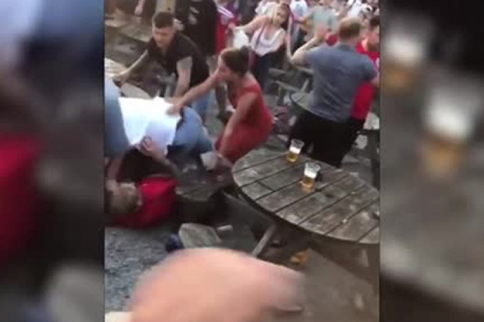 Английские фанаты подрались между собой во время победного матча сборной