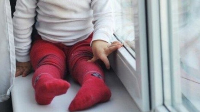 Двухлетний малыш выпал из окна в Подмосковье, пока мама выпивала с подругами