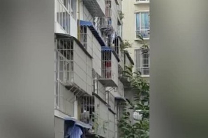 Храбрый пенсионер спас выпавшего из окна ребенка