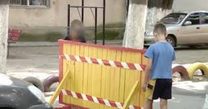 Маленькие бизнесмены: В Одессе дети вымогают плату за проезд через свой двор