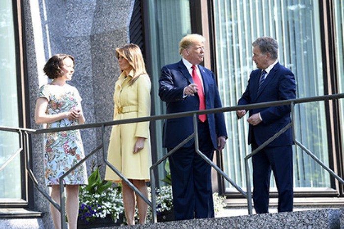 Мелания Трамп укуталась в пальто в 27-градусную жару
