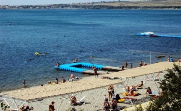 Море в Геленджике стало коричневым из-за прорыва канализации