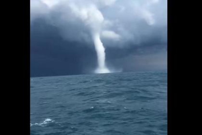 Мощный водяной смерч пронесся над Черным морем