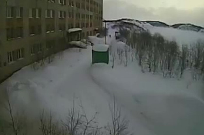 Побег влюбленного зэка на свидание попал на видео