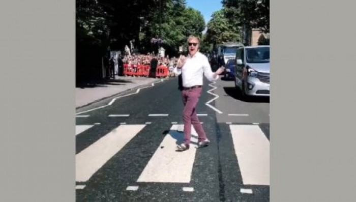 Пол Маккартни вернулся на улицу с обложки "Abbey Road" спустя почти 50 лет