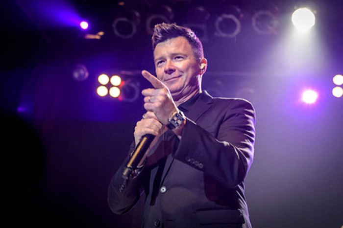 Слава и деньги разрушили жизнь исполнителя хита Never Gonna Give You Up
