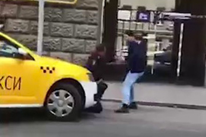 Стало известно о состоянии раненного ножом столичного полицейского