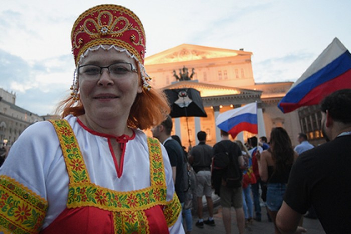 Трио фанатов в кокошниках пригласили на следующий матч сборной России