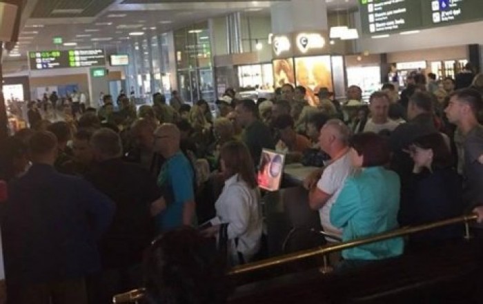 В аэропорту Киев застряли тысячи туристов