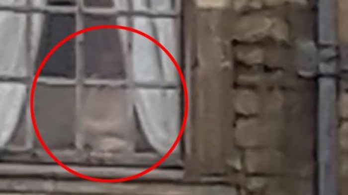 В Британии запечатлели призрак убитой девушки в окне монастыря