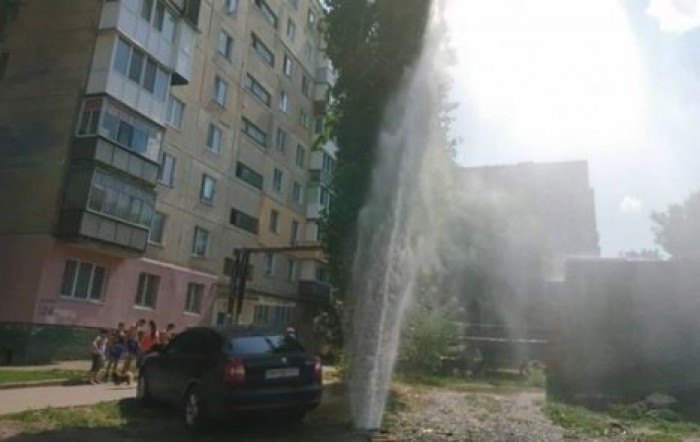 В Николаеве из-под земли забил фонтан высотой с шестиэтажный дом