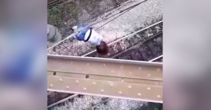 В Самаре девочка делала селфи на ж/д мосту и упала на провода