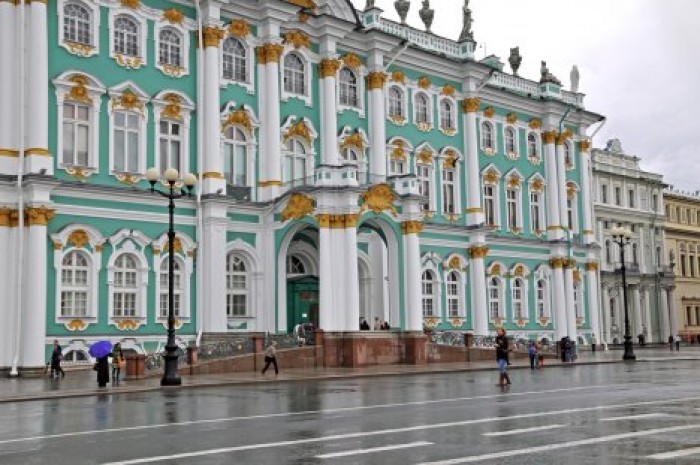 Замдиректора Эрмитажа получил 2,5 года условно за хищения