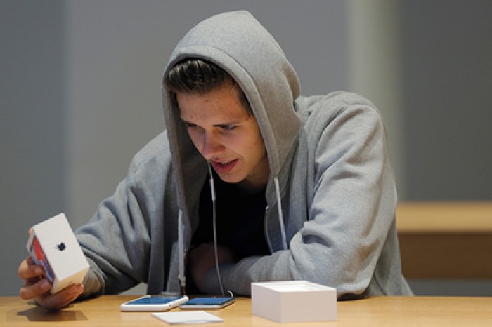 Apple перестанет класть с iPhone переходник для наушников