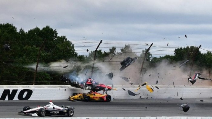 Гонщик Роберт Уикенс попал в больницу после аварии на IndyCar: видео