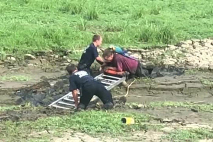 Грязь засосала полезшего за попугаем мужчину