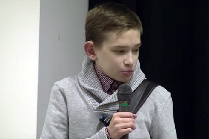 Из-за редкой болезни 25-летний поляк стал похож на ребенка