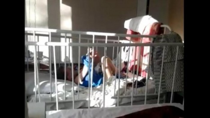 Медсестры Южно‐Сахалинска пытались утихомирить ребенка и связывали его колготами