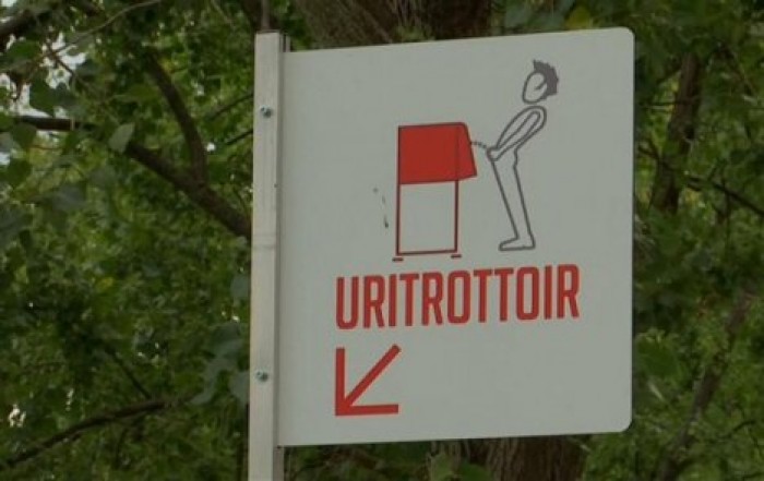 Парижан шокировали открытые писсуары на улицах