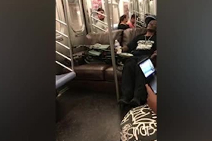 Пассажир приволок в метро диван и навлек гнев пассажиров