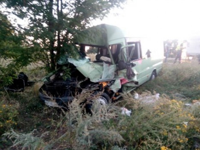 Под Одессой маршрутка врезалась в фуру: водитель погиб, семь пострадавших