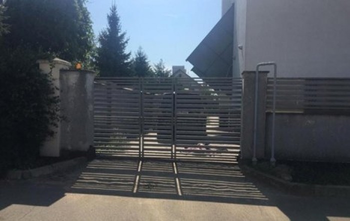 Под Одессой металлические ворота убили ребенка