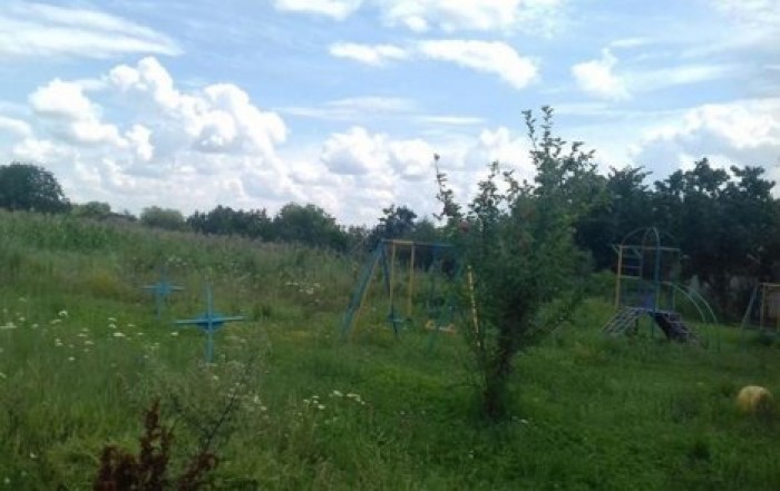 Под Одессой построили детскую площадку на кладбище