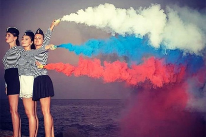 Россияне собрали триколор с помощью сигарет, лекарств и пробирок для анализов
