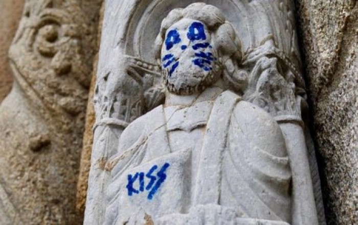 Статуе святого 12 века нарисовали кошачьи усы