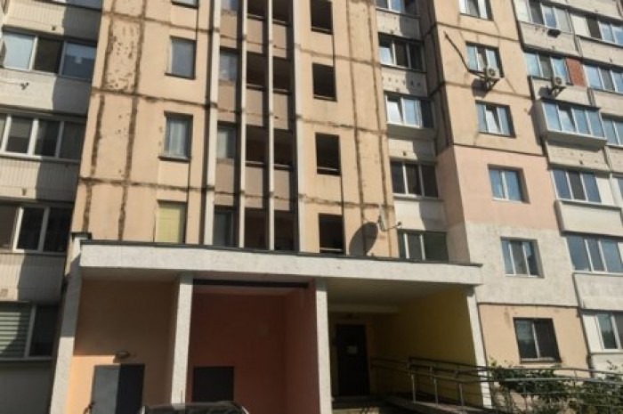 Страдала от неразделенной любви: в Киеве 15-летняя девочка выбросилась из окна