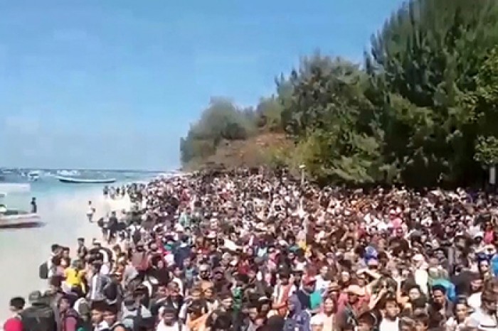 Толпы спасающихся от землетрясения людей попали на видео