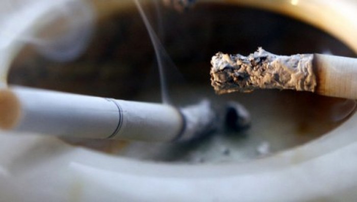 В Индонезии нашли 2-летнего мальчика, который курит по 40 сигарет в день