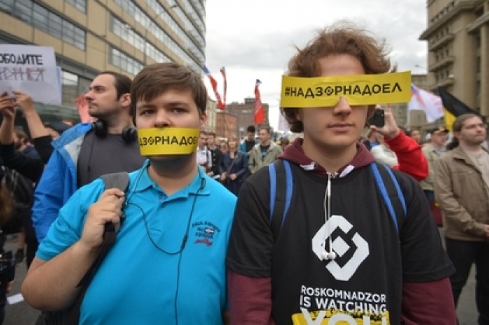Власти противоречиво высказались о правилах пересказа мемов